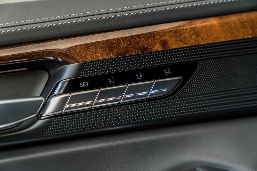 Детали интерьера Genesis G90 (HI) 2016 года  (NA) (фото 26 из 60)